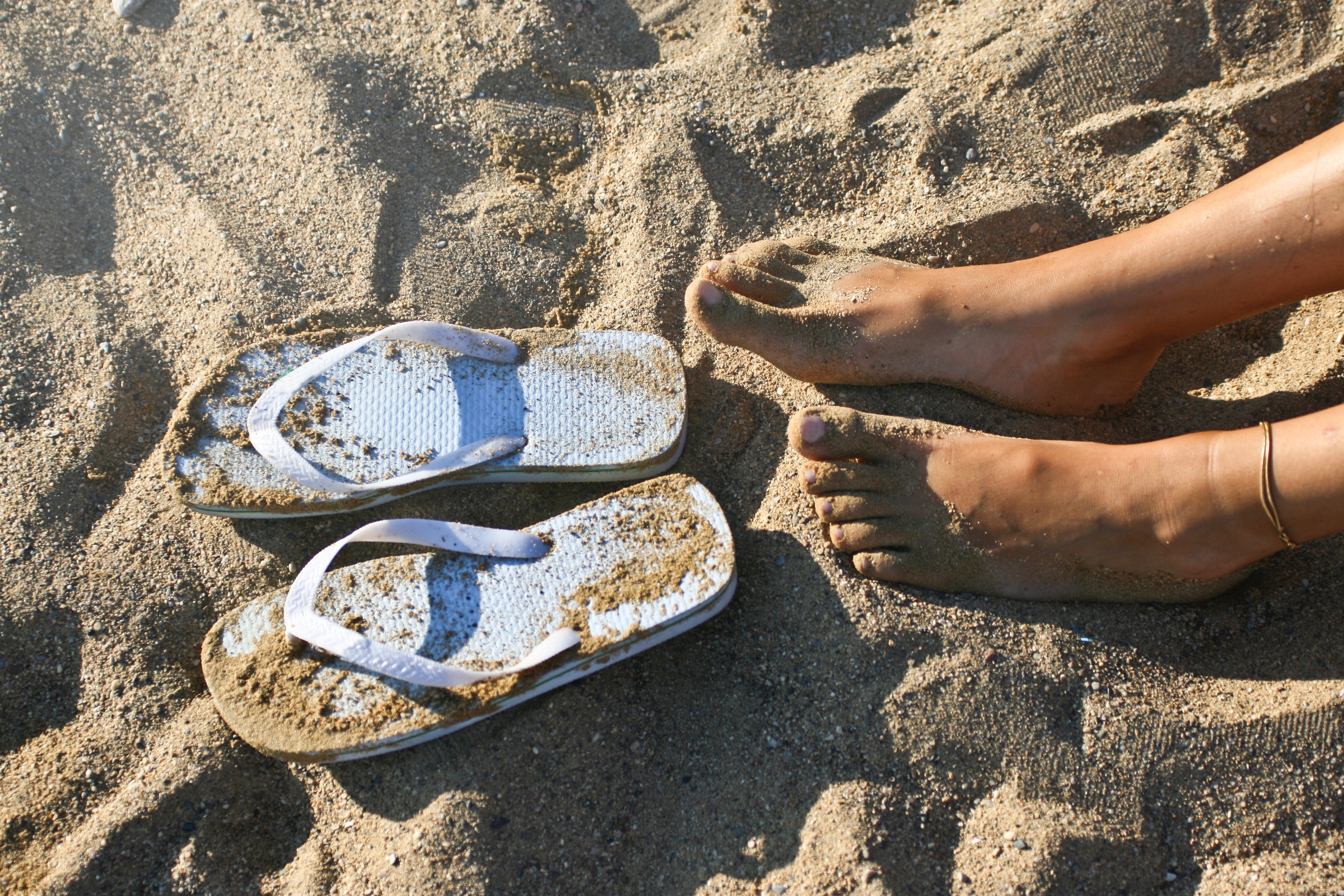 Holiday feet. Тапки на песке. Шлепки на песке. Вьетнамки на пляже. Стильная обувь на пляж.