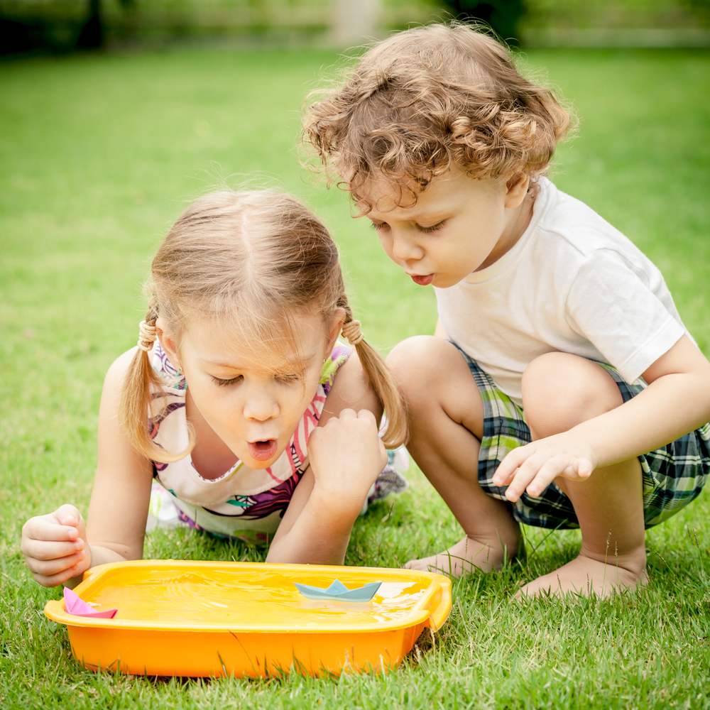 I play in the garden. Играющие дети. Playing away. Children playing in the House.